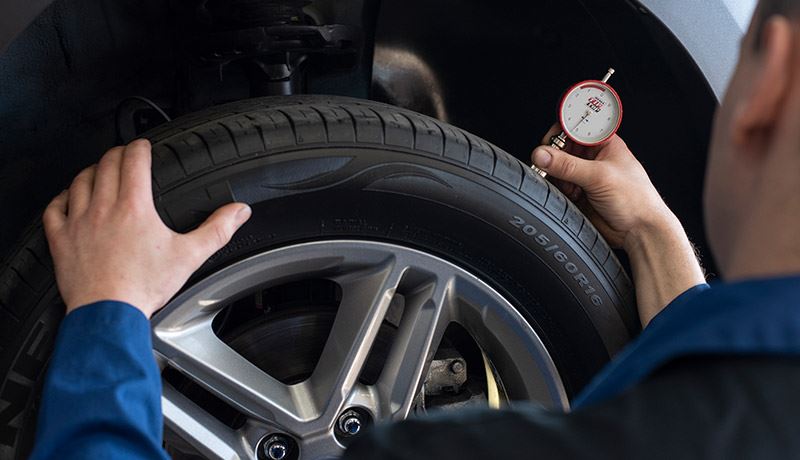 Tijdens de Hyundai Zomerinspectie checken we onder meer de staat van de banden.
