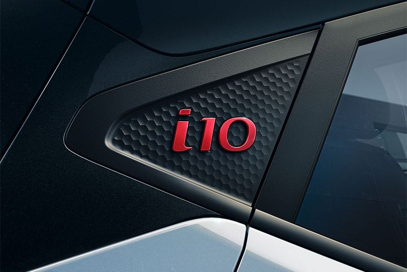 Het rode i10-embleem in de C-stijl maakt direct duidelijk dat het hier om een Hyundai i10 N Line gaat.