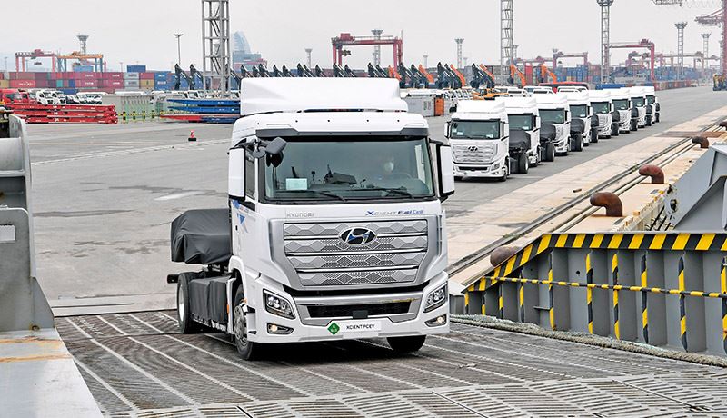 Tien exemplaren van de waterstoftruck Hyundai H2 Xcient gingen onlangs op de boot naar Europa.