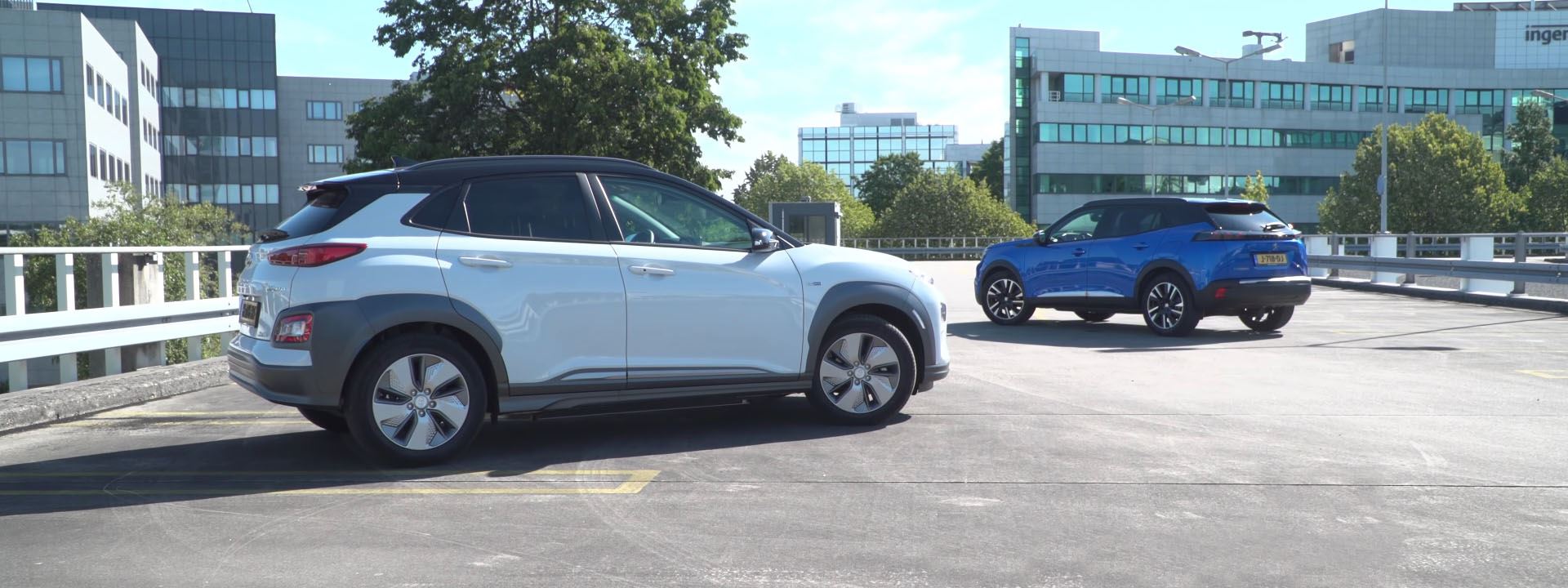 Hyundai KONA Electric verslaat Peugeot e-2008 in test Autoweek