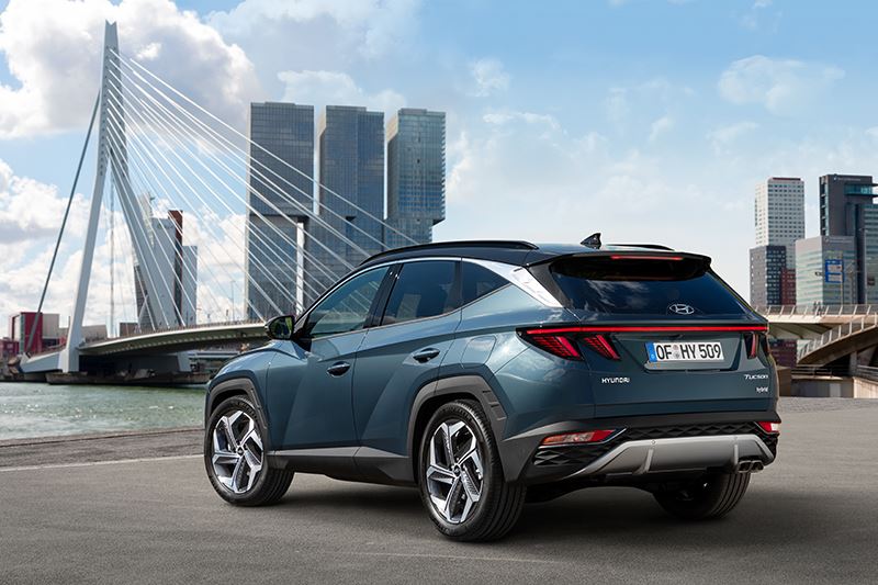 Om de breedte van de nieuwe Hyundai Tucson visueel te versterken zijn de nieuw ontworpen achterlichtunits met elkaar verbonden door een rode accentlijn.