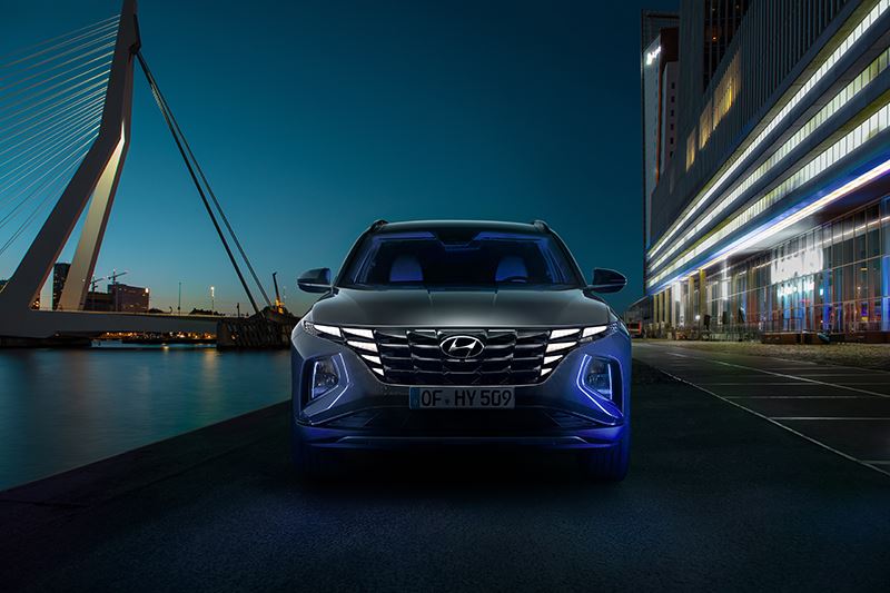 De dagrijverlichting van de nieuwe Hyundai Tucson is fraai geïntegreerd in de grille en komt pas tevoorschijn wanneer die wordt ingeschakeld.