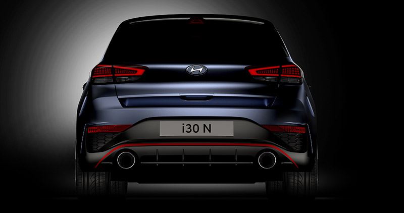 De vernieuwde Hyundai i30 N krijgt een nog sportiever design, met o.a. een agressief ogende achterbumper en twee grote uitlaatpijpen.