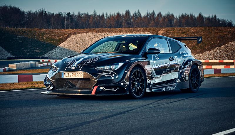 De Hyundai RM20e sprint binnen drie seconden van 0 naar 100 km/u. En van 0 naar 200 km/u doet-ie in 9,88 seconden.