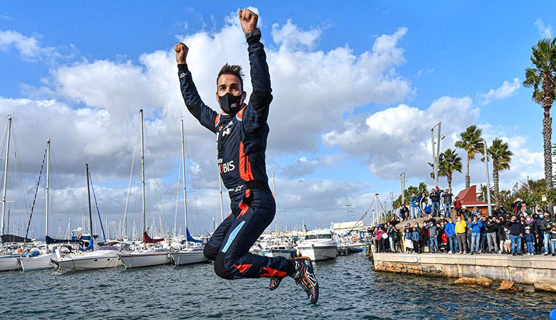 Hyundai-coureur Dani Sordo viert zijn overwinning in de Rally van Sardinië 2020 met een duik in het water.