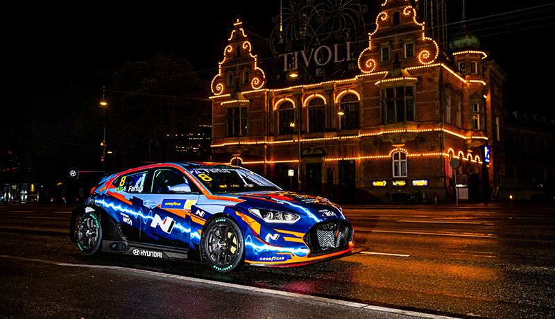 Om de deelname aan de ETCR Series te vieren, maakte coureur Augusto Farfus een rit door Kopenhagen in de gloednieuwe Veloster N ETCR.