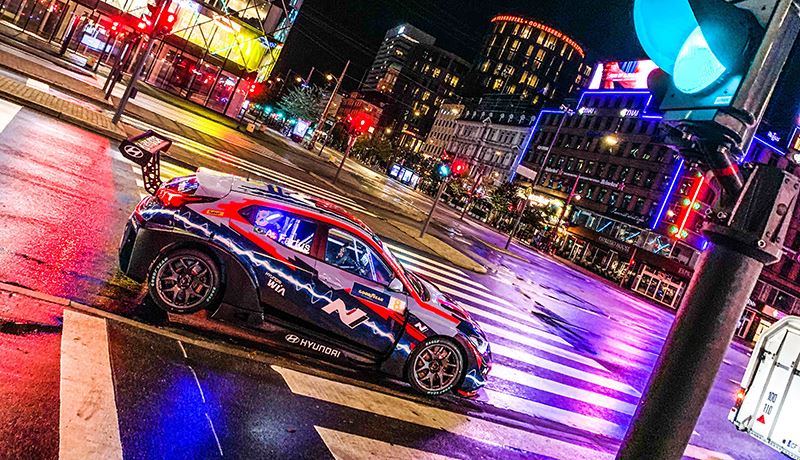 De Hyundai Veloster N ETCR heeft een krachtige elektromotor die in het midden van de bolide is geplaatst en de achterwielen aandrijft.