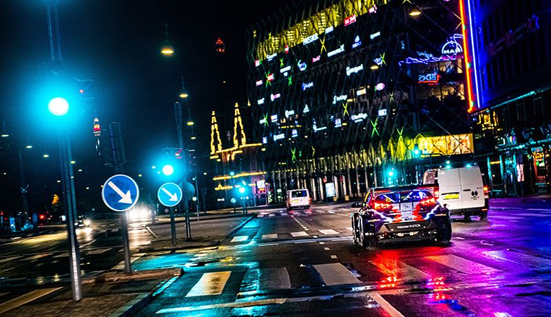 De Veloster N ETCR is de eerste volledig elektrische raceauto van Hyundai. Hij wordt gebouwd op het hoofdkwartier van Hyundai Motorsport in het Duitse Alzenau.