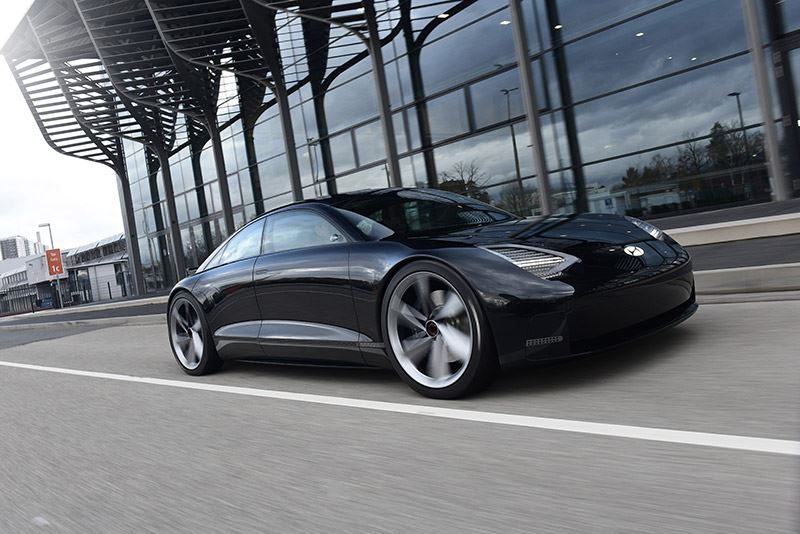 De elektrisch aangedreven concept car Hyundai Prophecy valt op door zijn vloeiende, spekgladde oppervlakken.