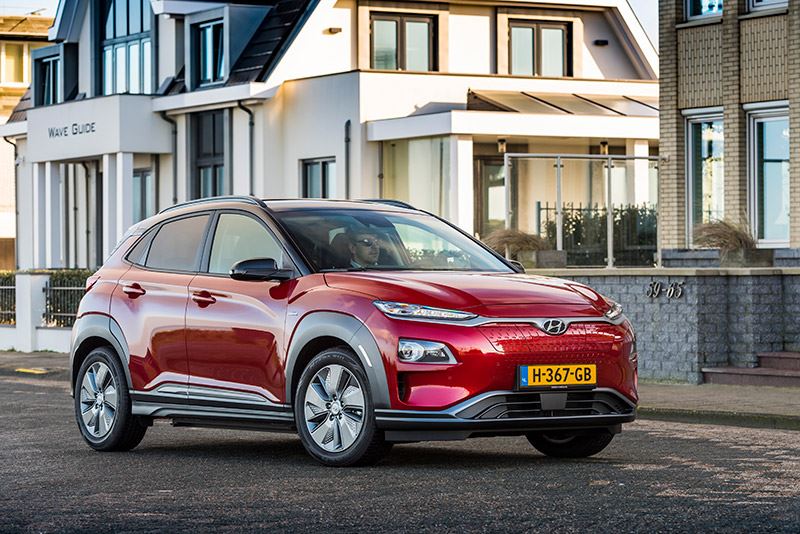 ‘Wanneer je een elektrische auto onder de 50.000 euro zoekt, kom je sowieso uit bij de Hyundai KONA Electric’, aldus Autoverhaal.nl.